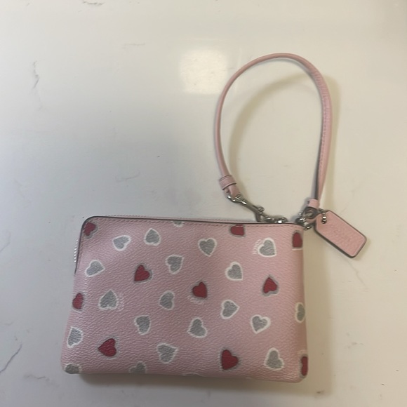 Coach heart wristlet perfect for Valentine’s Day - Picture 3 of 5